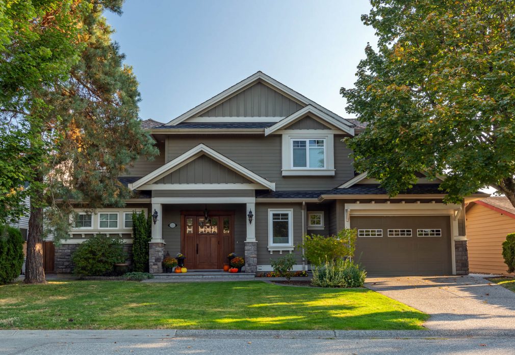 Siding contractors in Philadelphia, PA - working with siding planks, panels, shingles