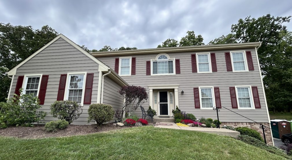 Siding contractors in DMV - working with siding planks, panels, shingles