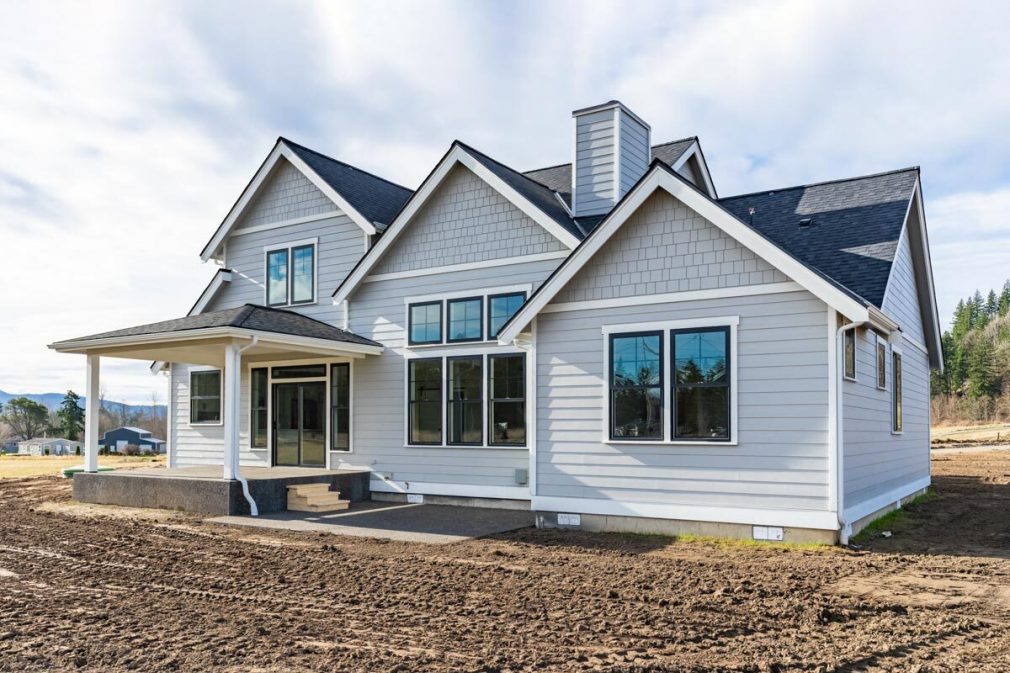 Siding contractors in Minneapolis, MN - working with siding planks, panels, shingles