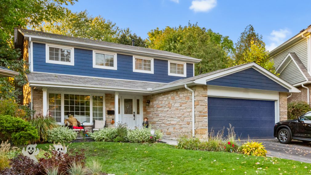 Siding contractors in Pittsburgh, PA - working with siding lap, panels, and shingles. Installation and repair