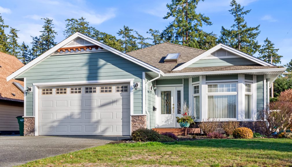 Siding contractors in Regina, SK - working with siding planks, panels, shingles